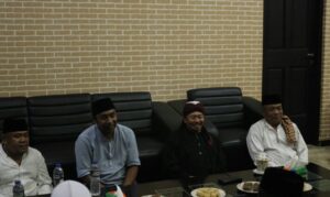 Foto: Jamaah Ponpes Al-Baghdadi tampak khusuk saat mengikuti Manaqib Akbar