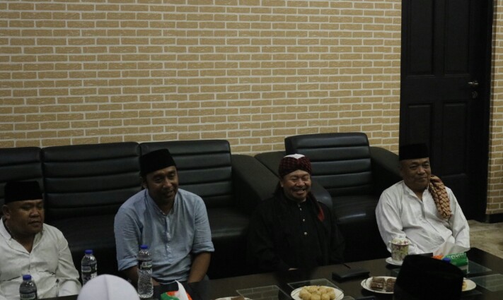 Foto: Jamaah Ponpes Al-Baghdadi tampak khusuk saat mengikuti Manaqib Akbar