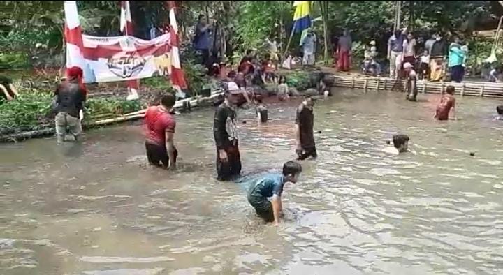 Warga Srengseng Sawah Ramaikan Hut Ke Ri Dengan Ngobak Ikan Di