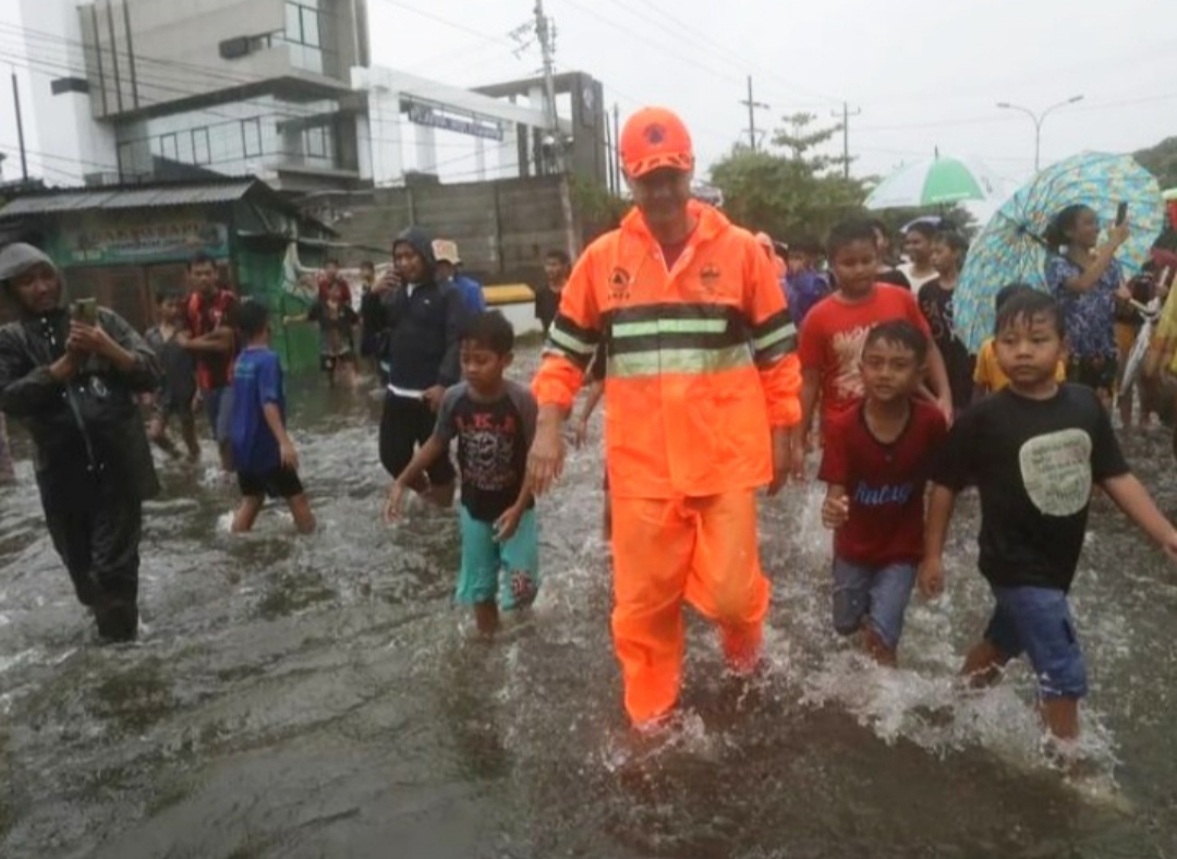 Gubernur Jawa Tengah Ganjar Pranowo datang ke lokasi banjir