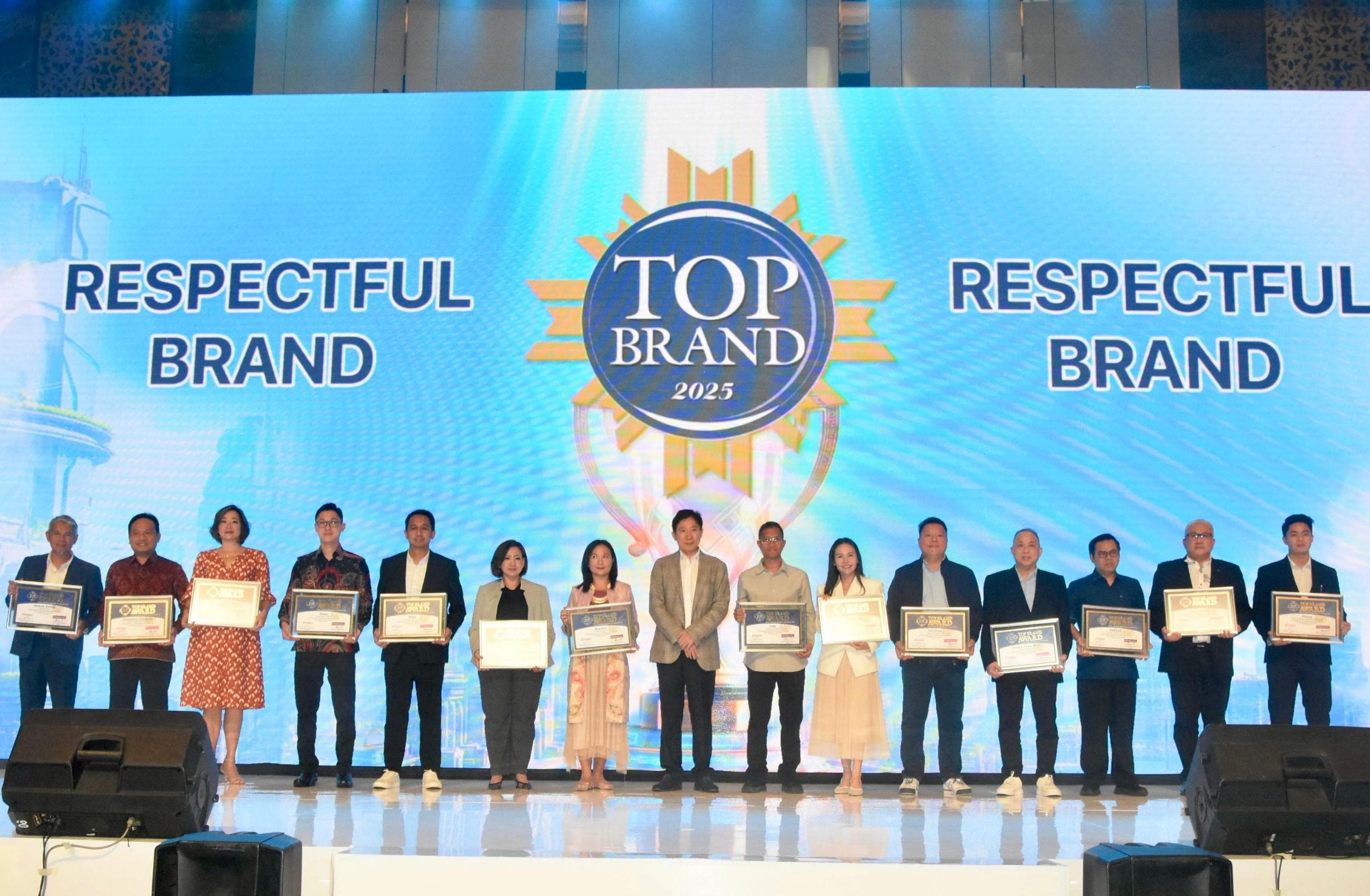 Caption: Baznas RI yang diwakili oleh Komisioner Baznas H. Rizaludin Kurniawan, M.Si menerima penghargaan Top Brand Award, di Jimbaran Bali, Selasa (12/08/2025).