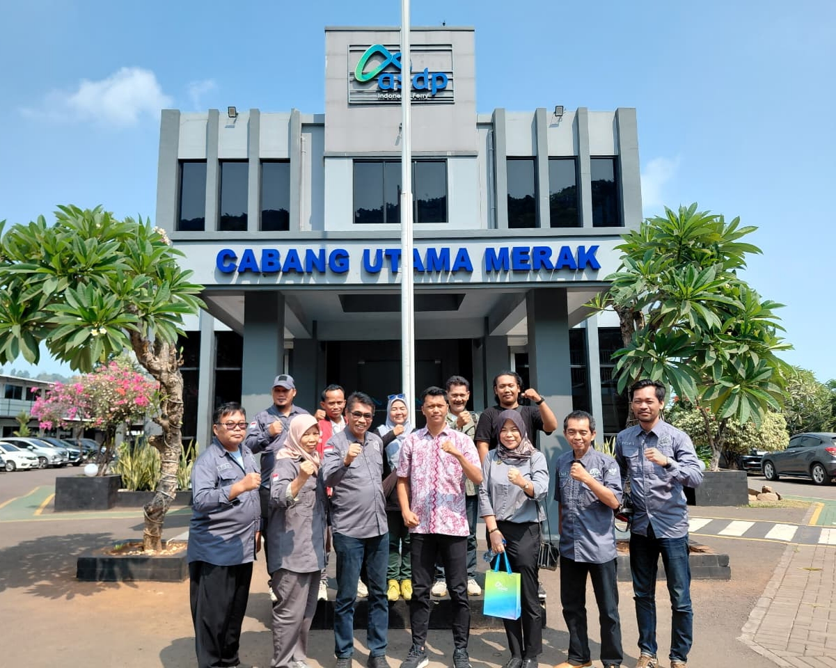 Caption: Pengurus DPP PJS bersama DPD PJS Banten dan DPC Cilegon menyerahkan piagam penghargaan kepada GM ASDP Kantor Pusat Merak, Kamis (30/7/2026) di Kantor ASDP Merak, Banten.